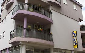Hotel & Rooms Lombrelle